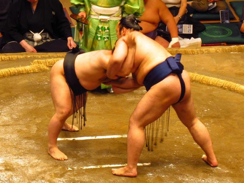 Zwei Sumoringer beim Kampf