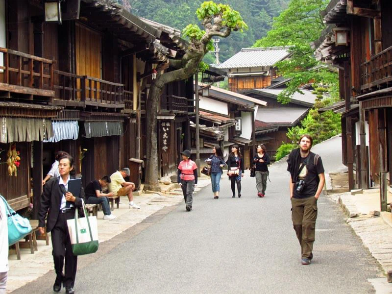 Reisender unterwegs auf kleiner Straße in Tsumago