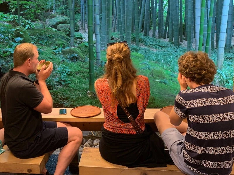 Reisende beim Hokokuji Tee trinken im Wald in Kamakura