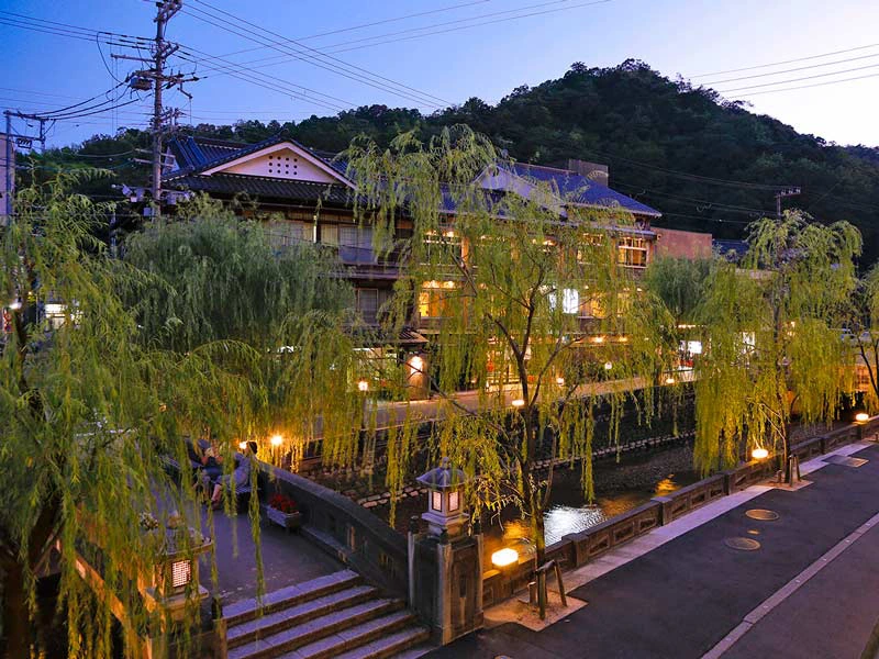 Taiko-Brücke und der Otani-Fluss am Abend