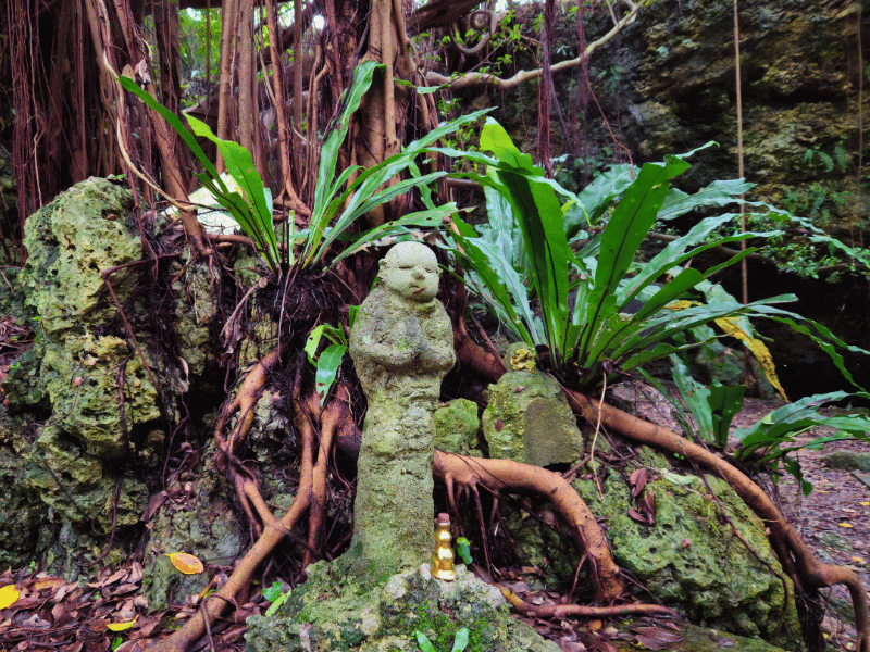 Versteckter Schrein auf Okinawa