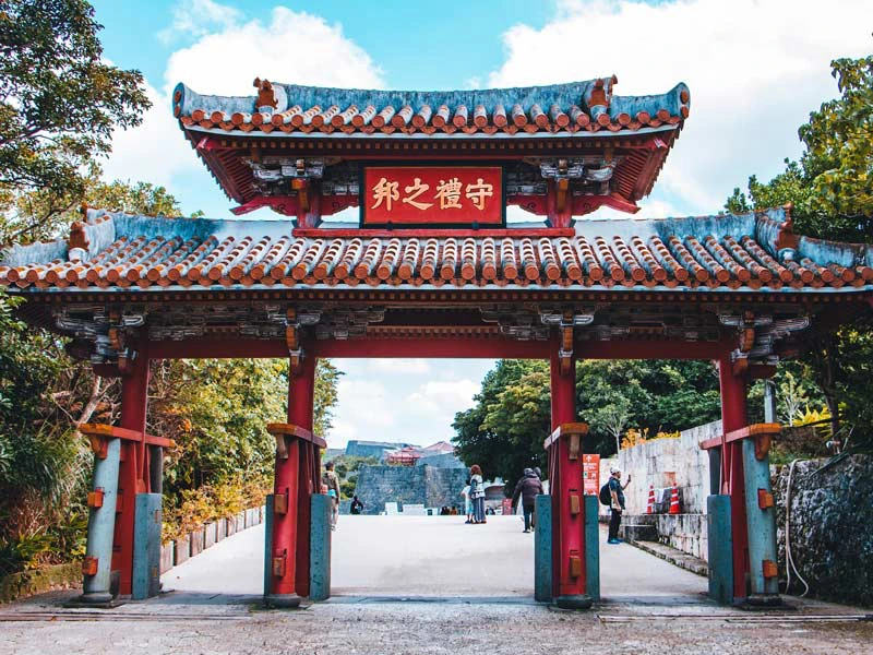 Eingang zur Tempelanlage auf Okinawa