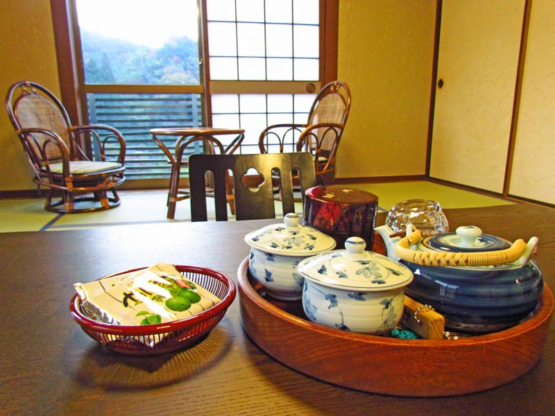 Tee und Essen auf einem Tablett im Ryokan