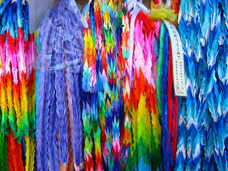 Bunte Origami Kraniche in Hiroshima