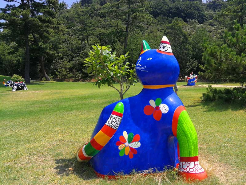 bunte Katze von dem Künstler Niki de Saint Phalle bei Benesse Art Site auf Naoshima