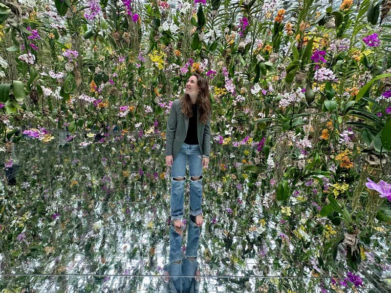 Reisende im Blumengarten der teamlab Planets in Tokio