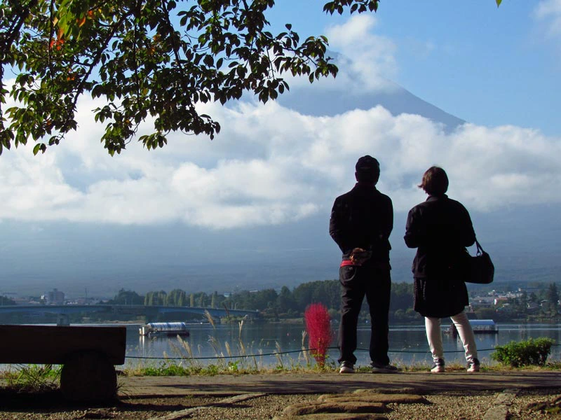 Paar beim Spaziergang um den See in Kawaguchiko am Mount Fuji in Japan
