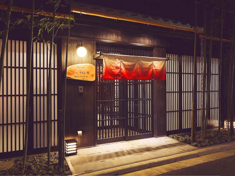 Hoteleingang zur traditionellen Unterkunft in Kyoto in Japan