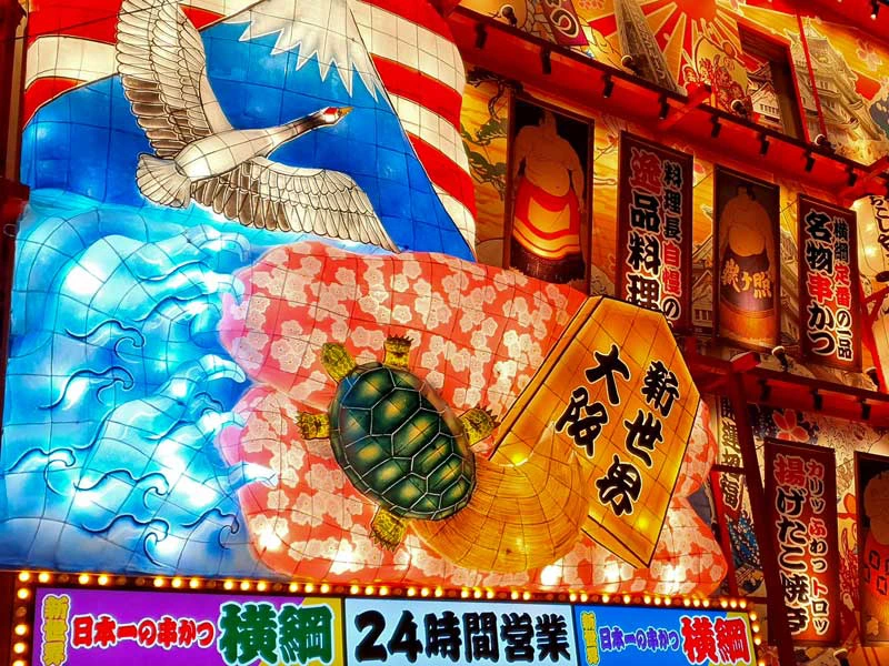 Mount Fuji und Kranich Leuchtreklame in den Straßen von Osaka