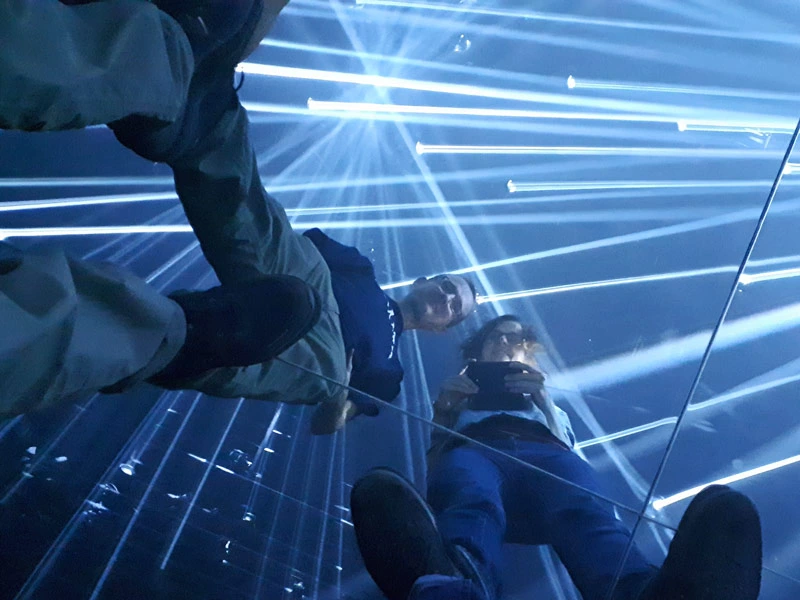 Lichtspiegelung in den Spiegeln der teamLab Planets in Tokio