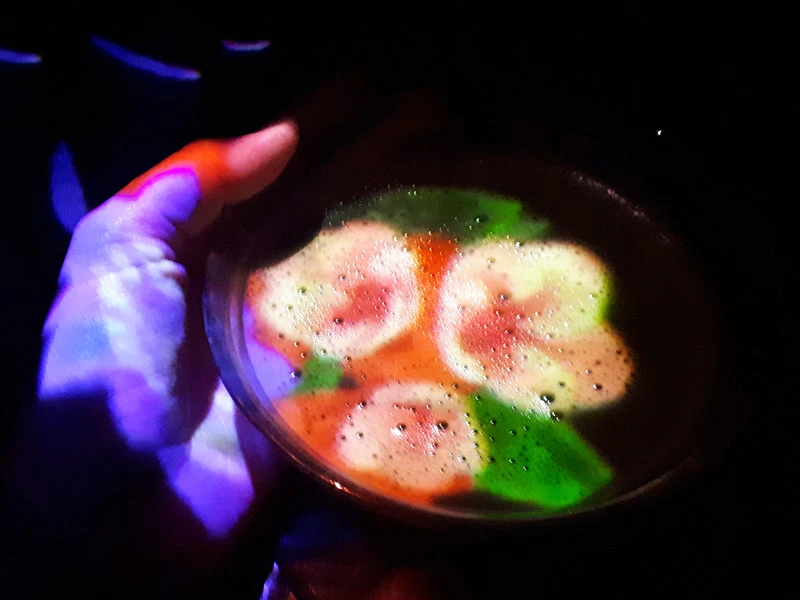 teamLab Tee im Dunkeln in Tokio