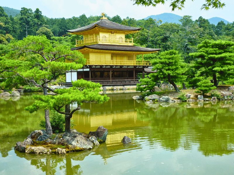See und Garten vom goldenen Tempel in Kyoto in Japan