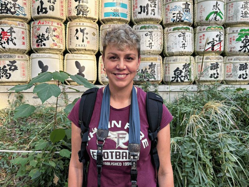 Reisespezialistin Madlen vor den Glocken am Meji-Jingu Schrein