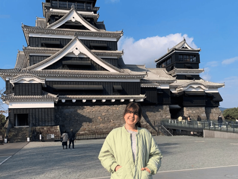 Reisende vor der Burg von Kumamoto