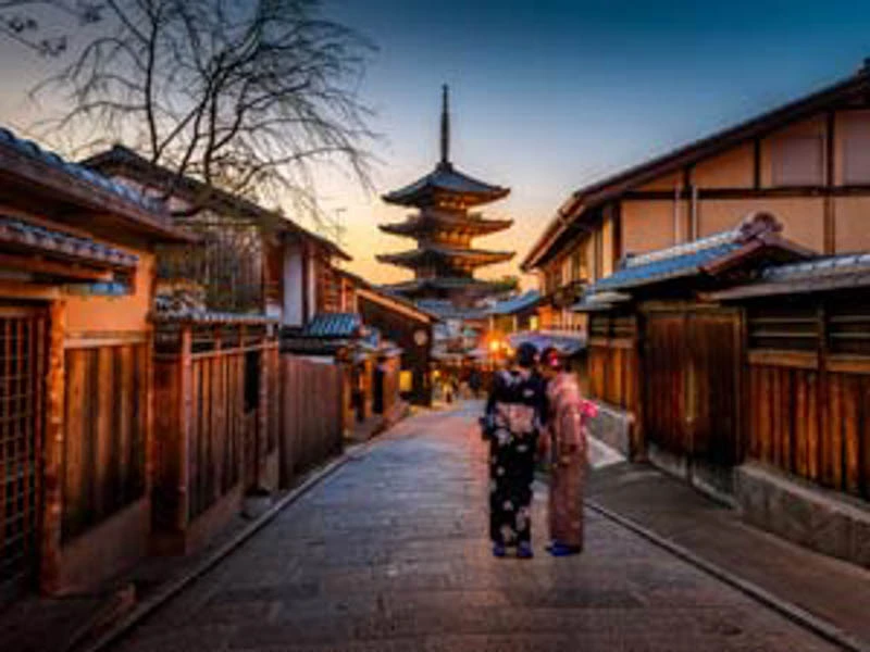 Kyoto mit zwei Damen im Kimono