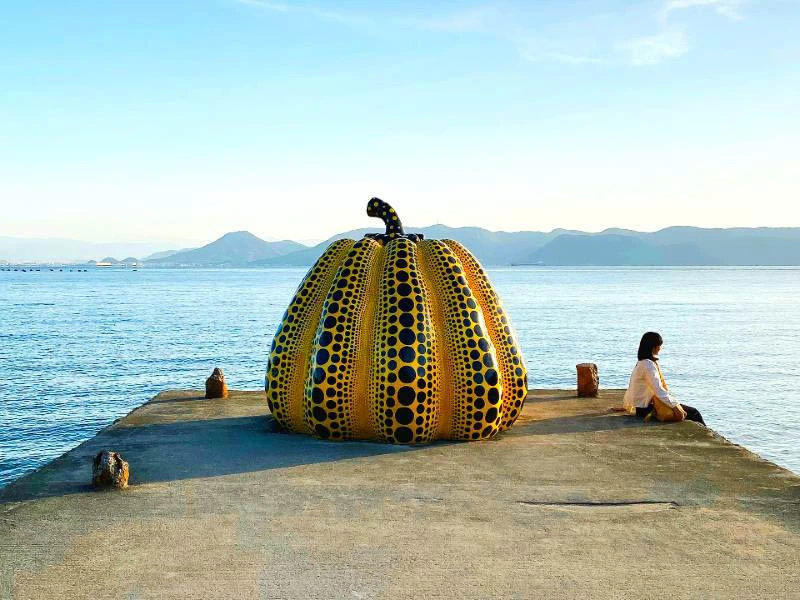 Kind mit Kürbis am Meer