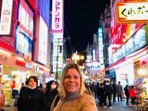 Frau bei Nacht in Osaka