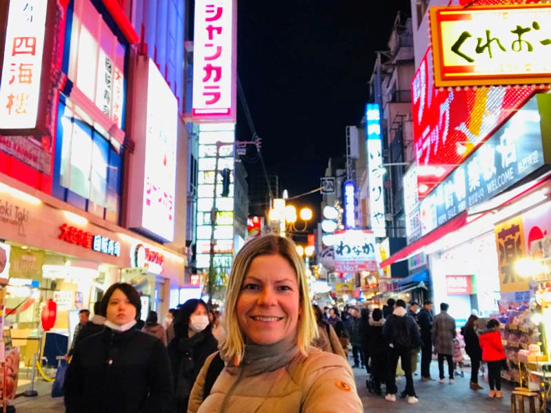Frau bei Nacht in Osaka