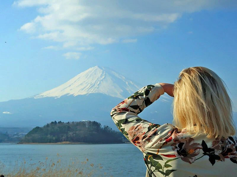 Frau am Kawaguchiko See