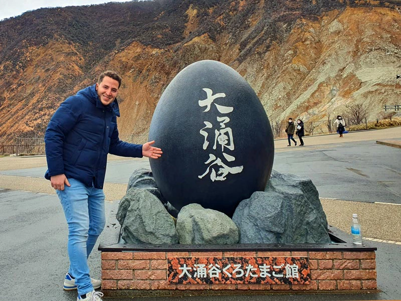 Riesiges schwarzes Ei bei der Owakudani-Station in der Hakone Region am Mount Fuji