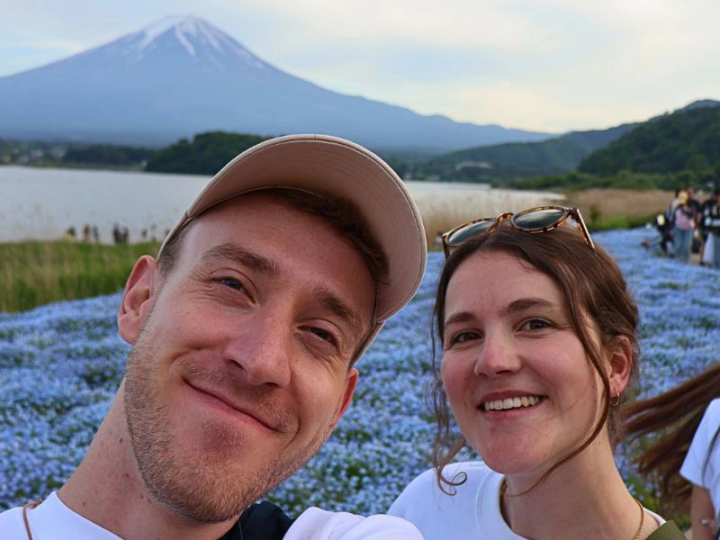 Selfie von einem Paar in Kawaguchiko am See vor dem Mount Fuji in Japan