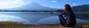 Frau genießt Blick auf den Mt. Fuji in Kawaguchiko in Japan