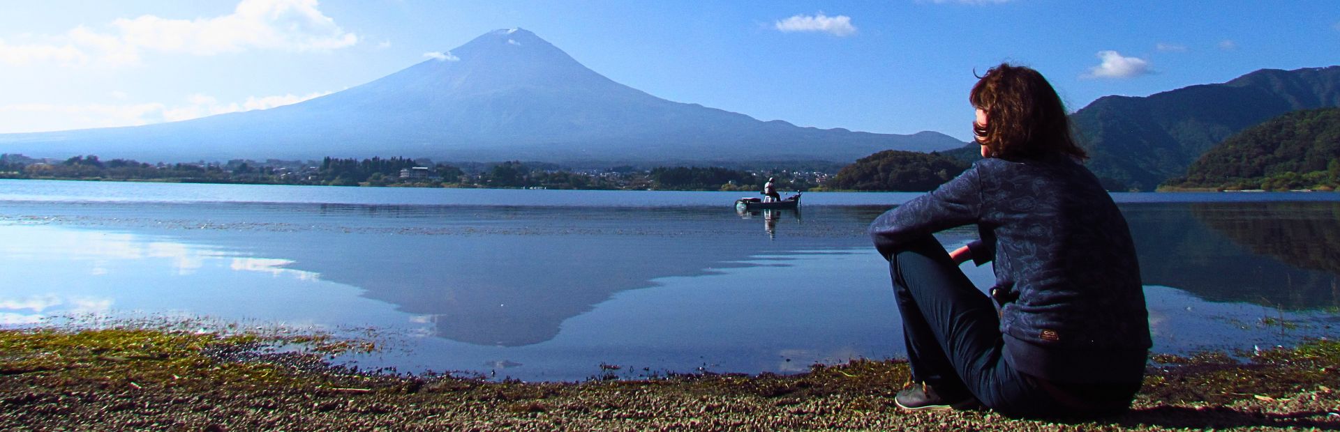 Frau genießt Blick auf den Mt. Fuji in Kawaguchiko in Japan