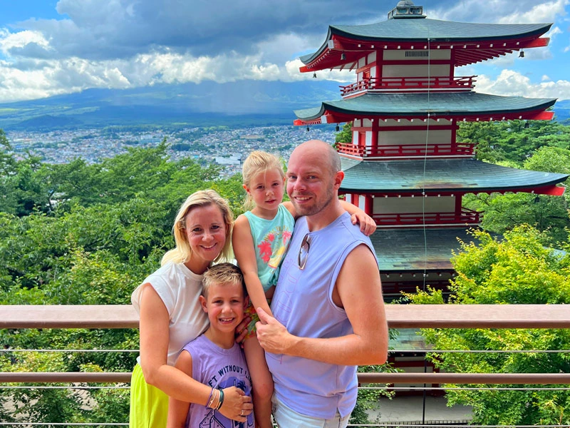 Familie vor der Chureito-Pagode