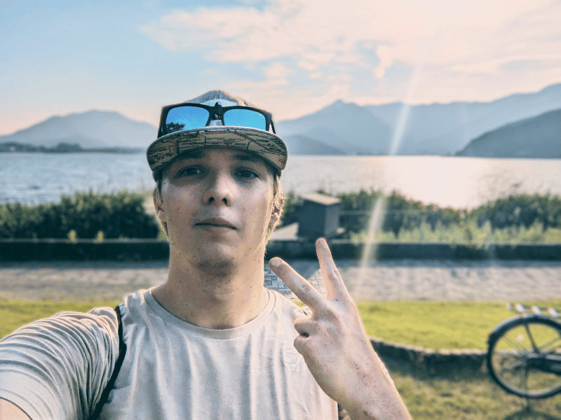 Reisender am Kawaguchiko See beim Mount Fuji bei einer Fahrradtour in Japan