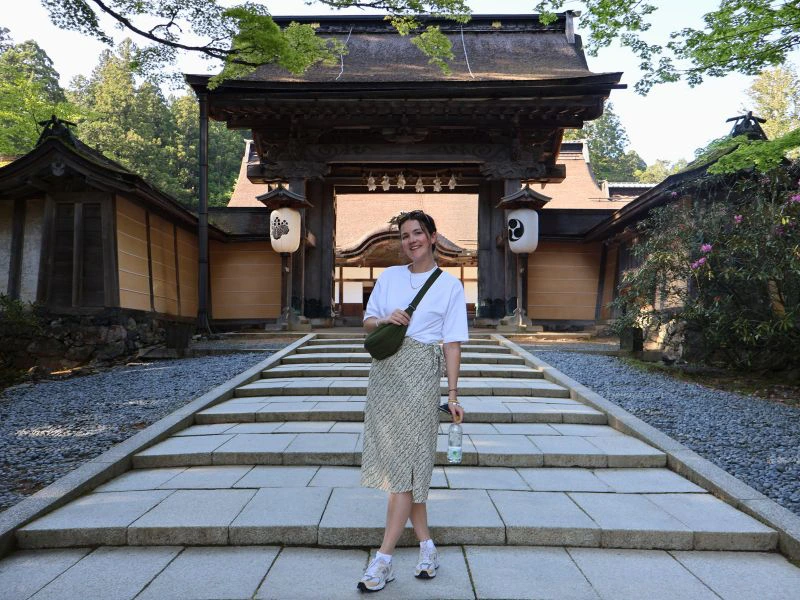 Reisende vor buddhistischem Tempel in Koyasan in Japan