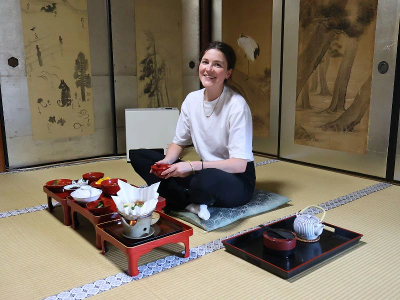 Frau beim Abendessen im Tempel von Koyasan