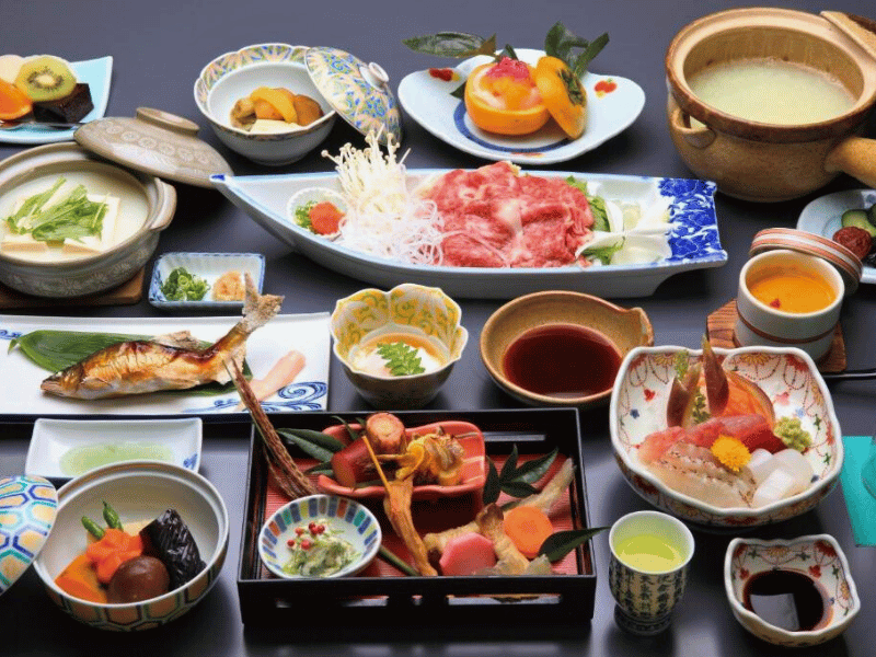 traditionelles Essen im Ryokan in Japan