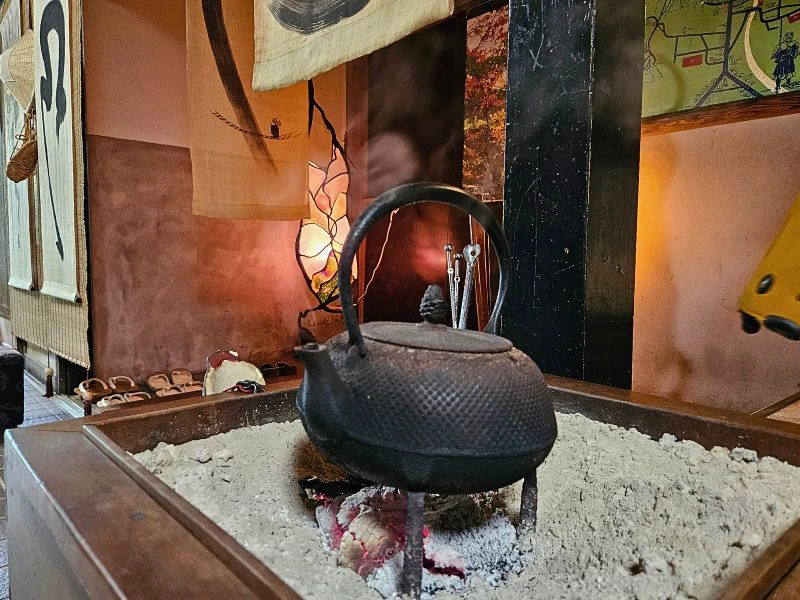 Teekessel in der Tempelunterkunft am Mt. Daisen in Japan