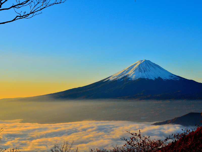 Wolkenschleier um den Mount Fuji bei Abenddämmerung
