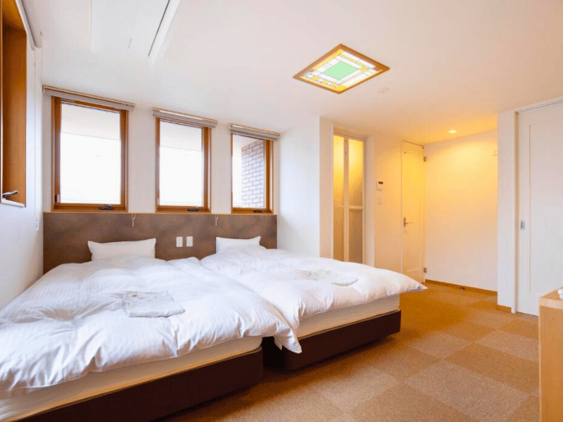 helles Doppelzimmer in einer Pension auf Naoshima in Japan