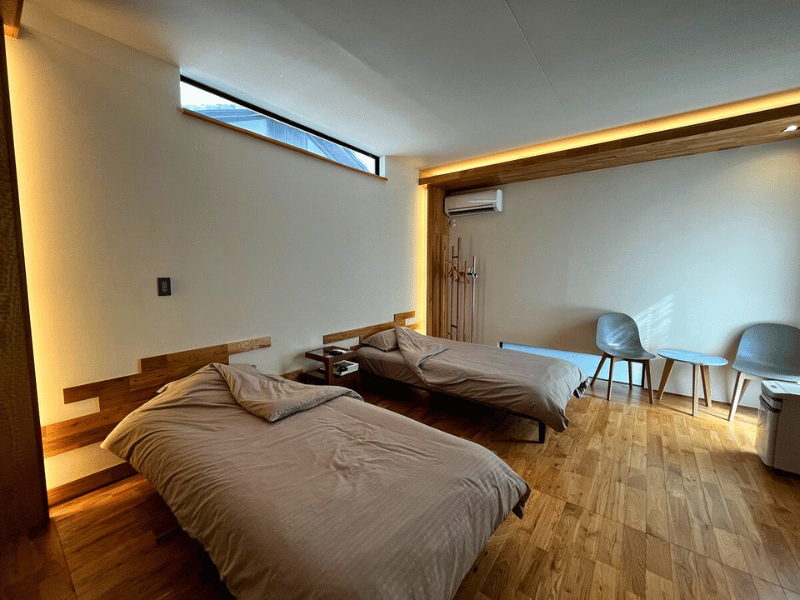 indirekt beleuchtetes Doppelzimmer in einer Pension auf Naoshima in Japan