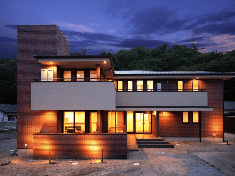 Pension bei Nacht von außen auf Naoshima in Japan