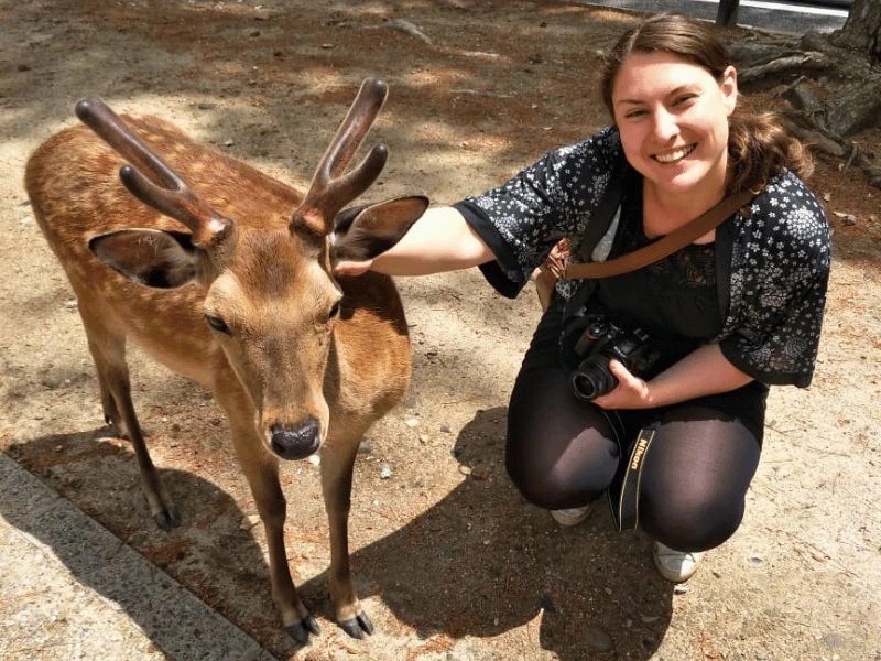 Frau mit freilebenden Reh in Nara