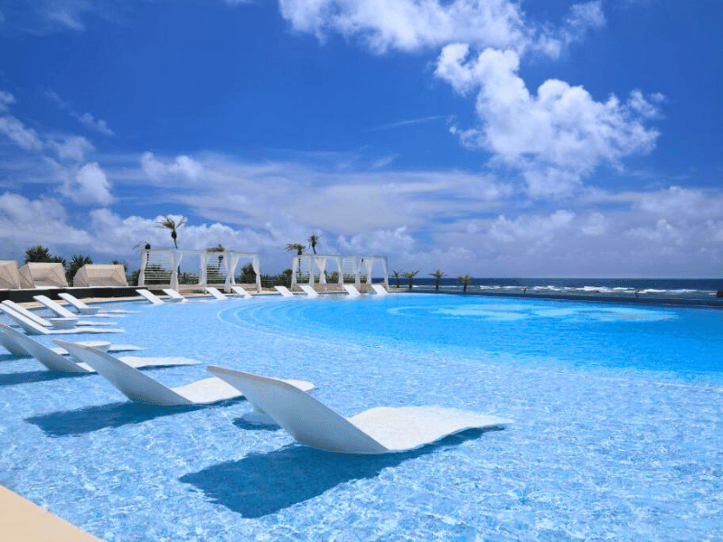 Pool nahe dem Strand auf Okinawa in Japan