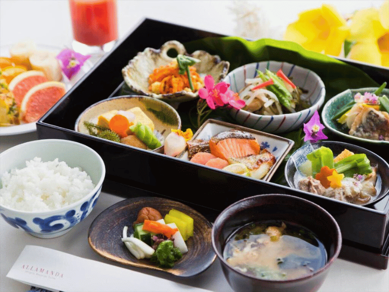 Frühstücksplatte mit vielen verschiedenen traditionellen japanischen Gerichten