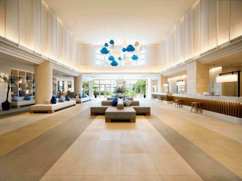 Hotellobby mit Sitzmöglichkeiten auf Okinawa in Japan