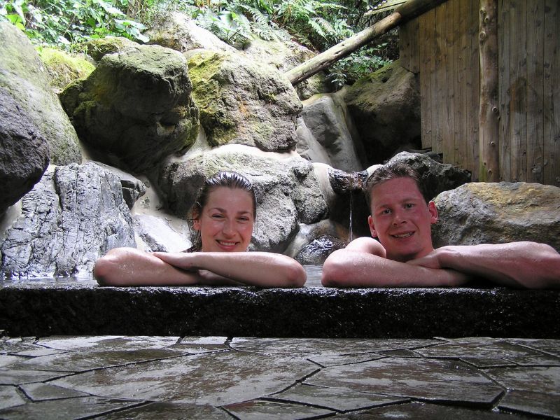 Reisende zusammen im privaten Onsen an der frischen Luft