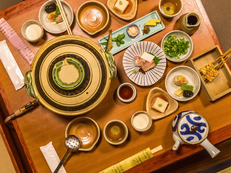 Gedeckter Tisch mit verschiedenen traditionell japanischen Speisen im Ryokan