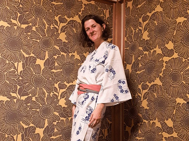 Frau trägt Yukata im Hotel in Japan