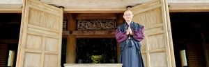 Moench im Tempel in Japan