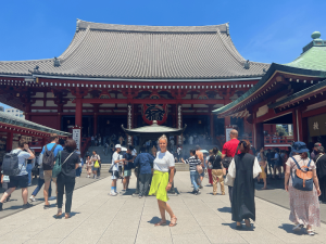 Reisende vor Tempel in Asakusa