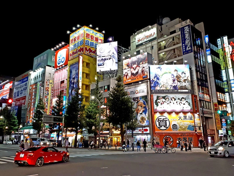 Kreuzung in Tokio bei Nacht