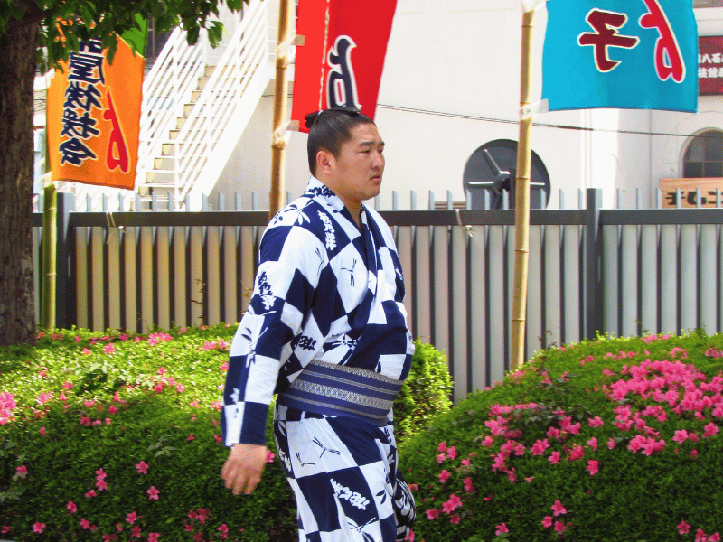 Sumoringer im Yukata auf den Straßen Tokios
