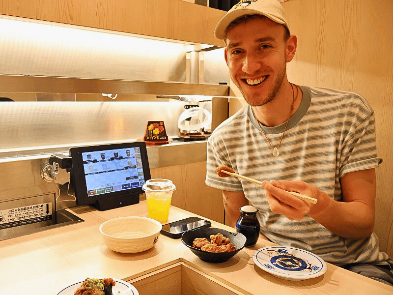 Reisender im Kaiten-Sushi Restaurant