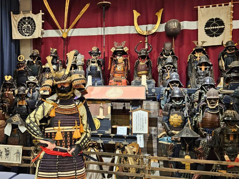 Frau im Samurai-Museum in Tottori in Japan